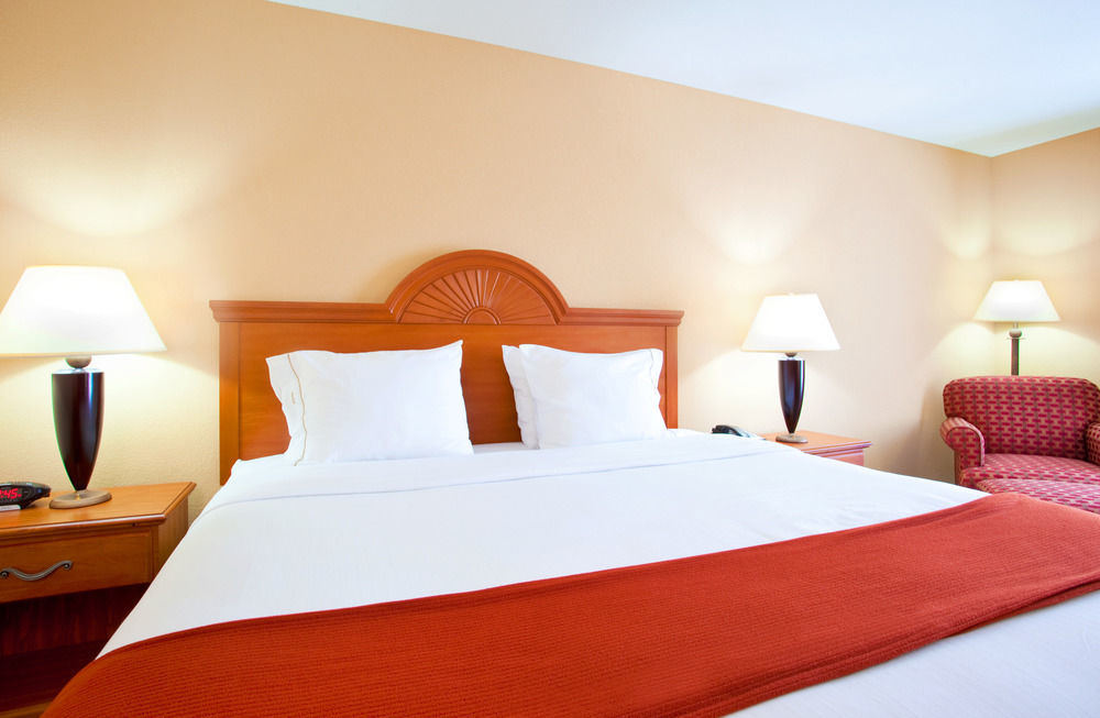 Holiday Inn Express Mineral Wells By Ihg Parkersburg Exterior foto